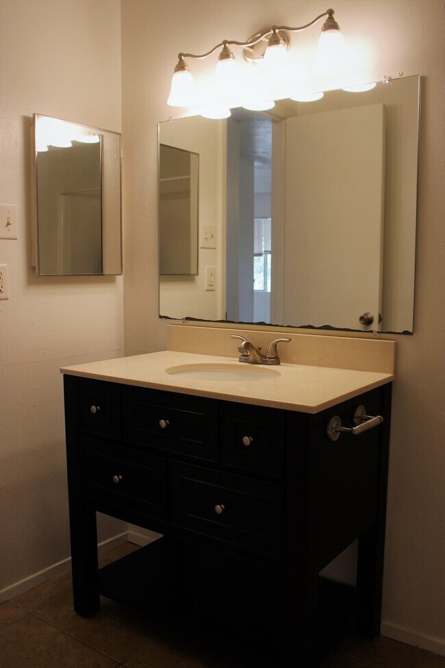 Building Photo - UPSTAIRS 2 BD UNIT w/ PRIVATE COVERED BALCONY