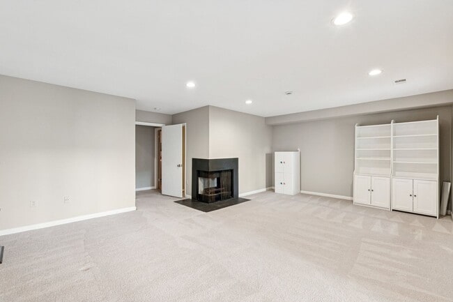 Building Photo - This is Reston living at its finest!