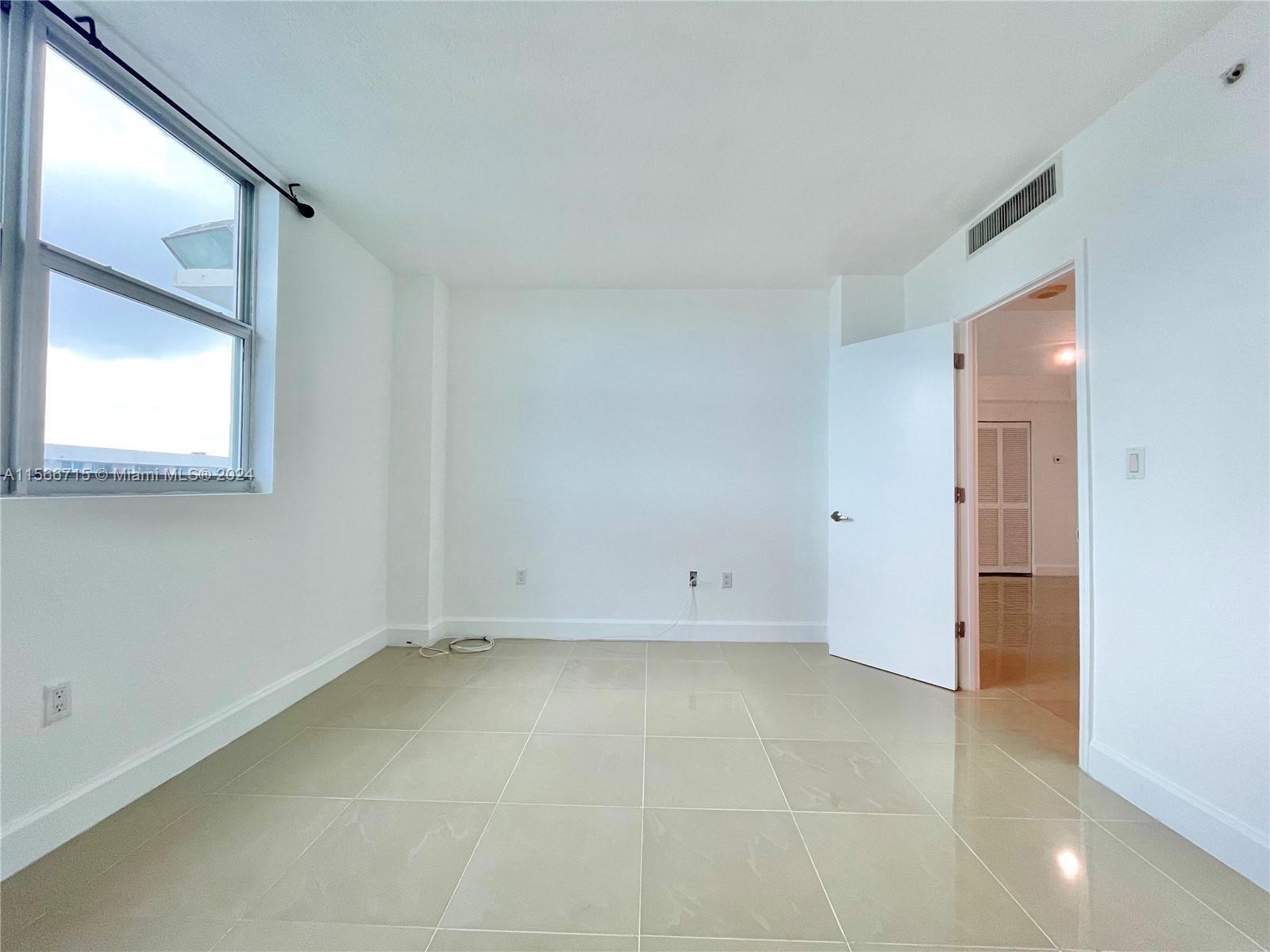 Building Photo - 7501 E Treasure Dr