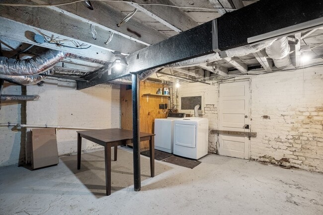 Building Photo - Classic Fan Rowhome for Lease