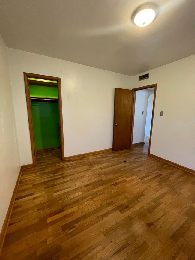 Building Photo - Charming Home w/ Fenced Yard in Central Lo...