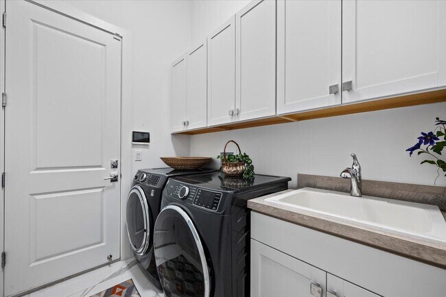 Building Photo - 13673 Artisan Cir