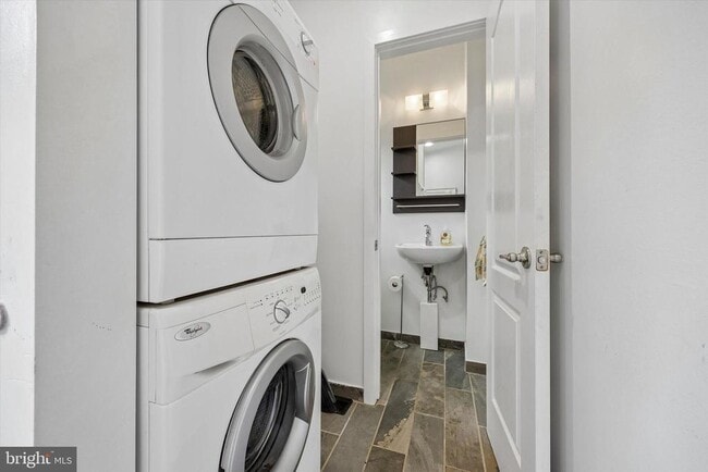 Building Photo - 2663 Martha St