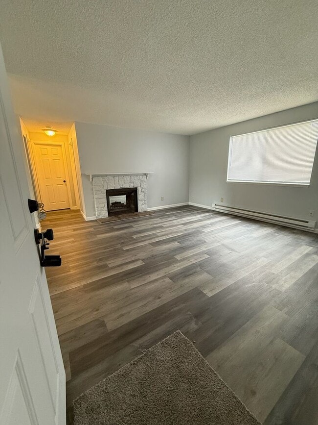 Building Photo - Ground-Level Unit in a Fourplex Near Tacoma Mall