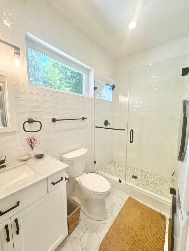Building Photo - Adorable and updated furnished home in Fol...
