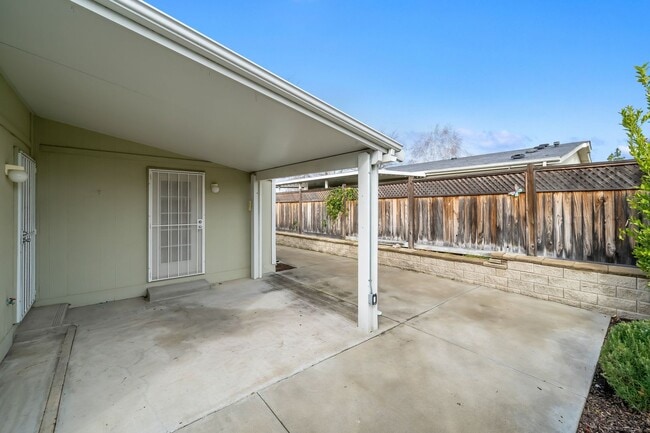 Building Photo - Large 3/2 Home in 55 & Older Community