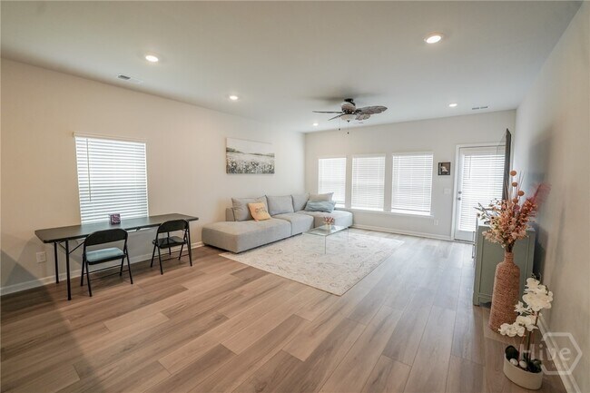 Building Photo - 109 Binscombe Ln