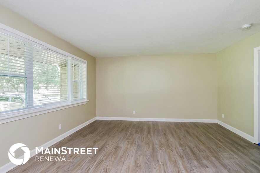 Building Photo - 2215 Cavalier Dr