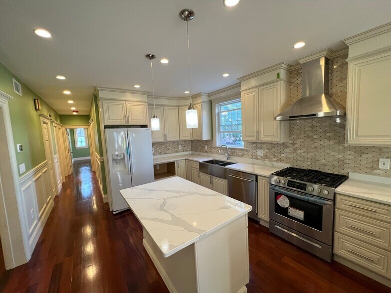 Primary Photo - 33 Robinson St