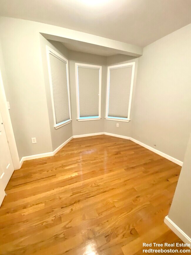 Building Photo - 669 Saratoga St