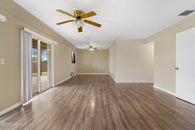 Building Photo - 17 Clinton Ct S