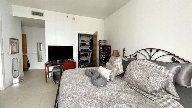 Building Photo - 1060 Brickell Ave