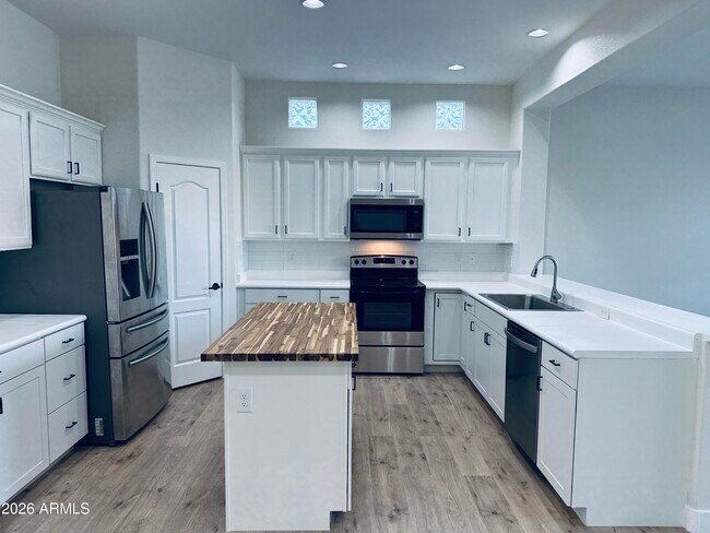 Building Photo - 2119 N Pacey Rd