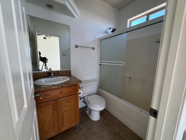 Building Photo - 3br 2ba Home with Garage and Yard near Rot...
