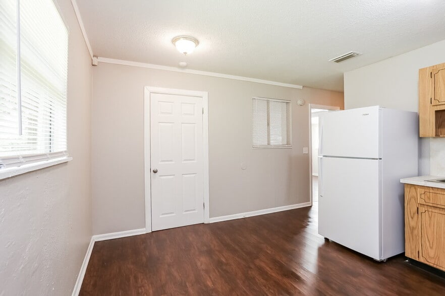 Building Photo - 6812 Hawkins Ct