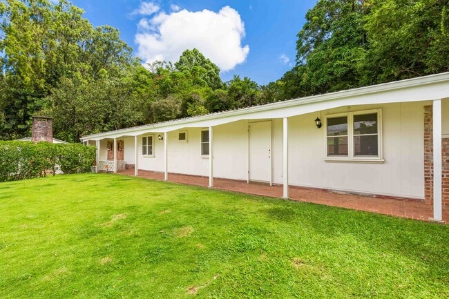 Building Photo - Rare Find: Tantalus Rustic Charm: Large: 1 Bdr/1 Bth:- Electric Included