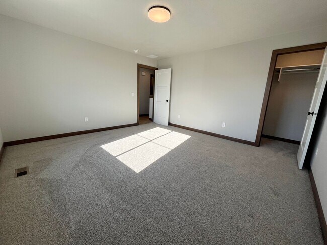 Building Photo - Newly Built 4 Bed/2.5 Bath Townhome in Aspen Ridge!