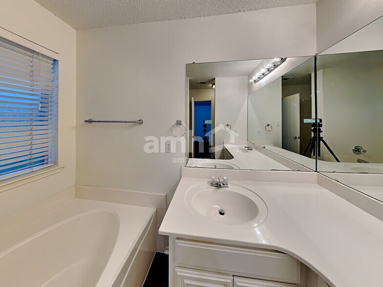 Building Photo - 8551 Western Meadows Dr