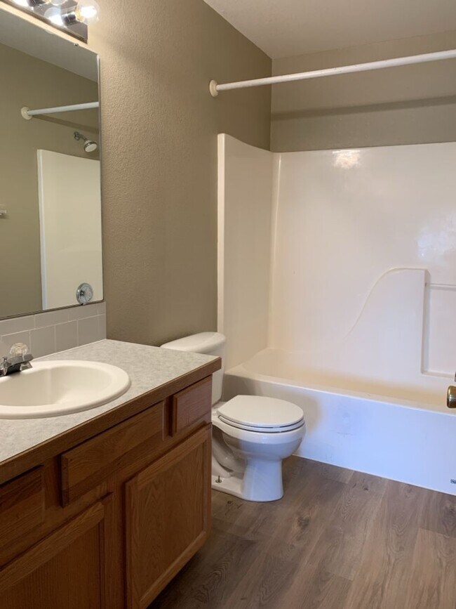 Building Photo - 3 Bed, 2 Bath Duplex in West Fort Collins close to Foothills