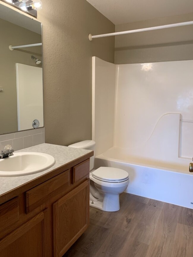 Building Photo - STUDENTS WELCOME! 3 Bed, 2 Bath Duplex in ...