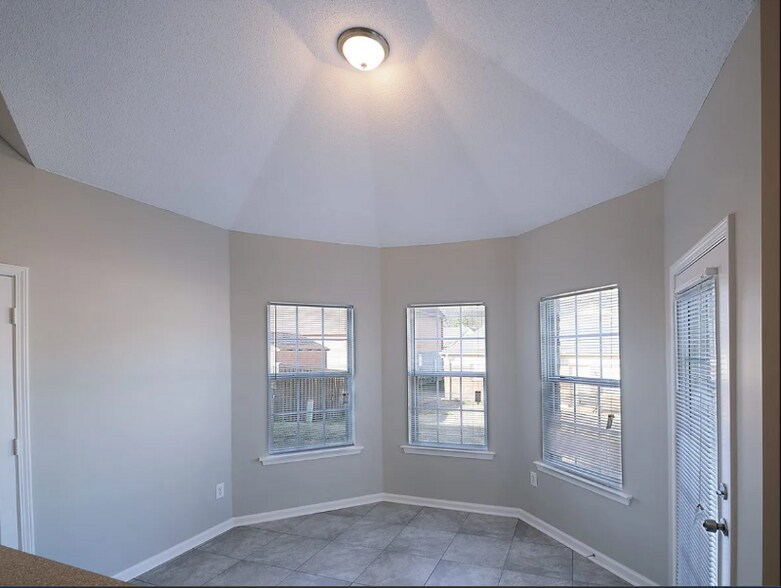 Building Photo - 4593 Tulip Run Dr