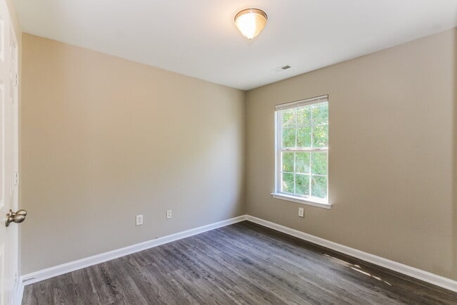Building Photo - 906 Valley Ridge Rd
