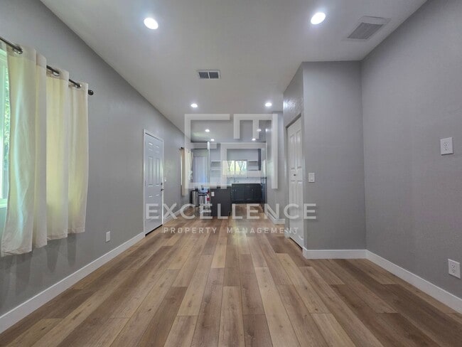 Building Photo - 2/2 Stand Alone Cottage, Private Yard, W/D...