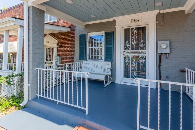 Building Photo - Trinidad Rowhome | 2 Bed | 1 Bath | 800 Sf | Large Fenced-In Front Porch & Fenced-in Backyard | 2...