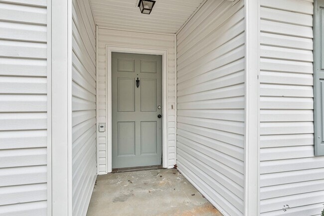 Building Photo - Updated 3 Bed 2 Bath Home in Tyrone with Private Yard and Covered Patio!