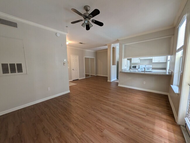 Building Photo - Great 1/1 Studio unit with wood floors and pool view patio!