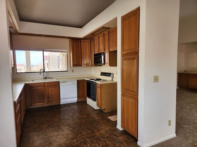 Building Photo - LARGE SECOND FLOOR CONDO