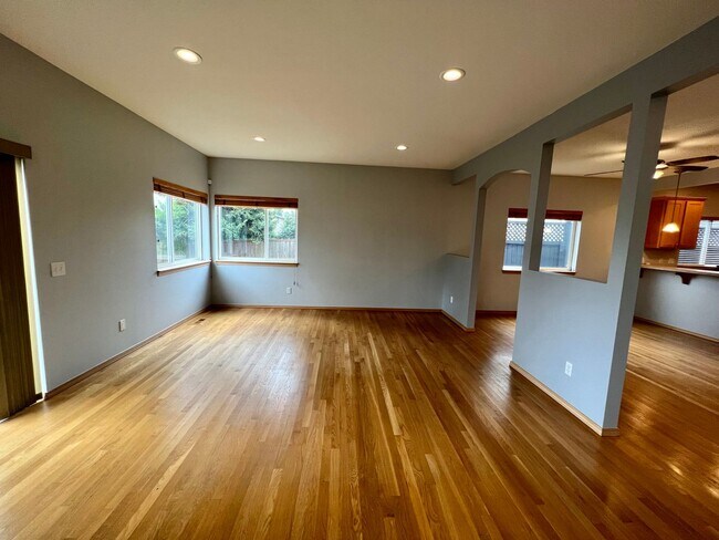 Building Photo - Greenwood Home