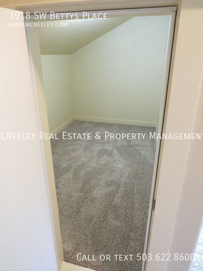 Building Photo - 1918 SW Betty's Pl