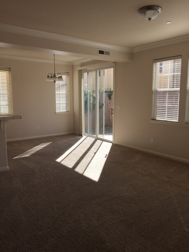 Building Photo - Townhouse in the Villages at Shasta View G...