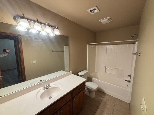 Building Photo - Wonderful Duplex in Yukon!