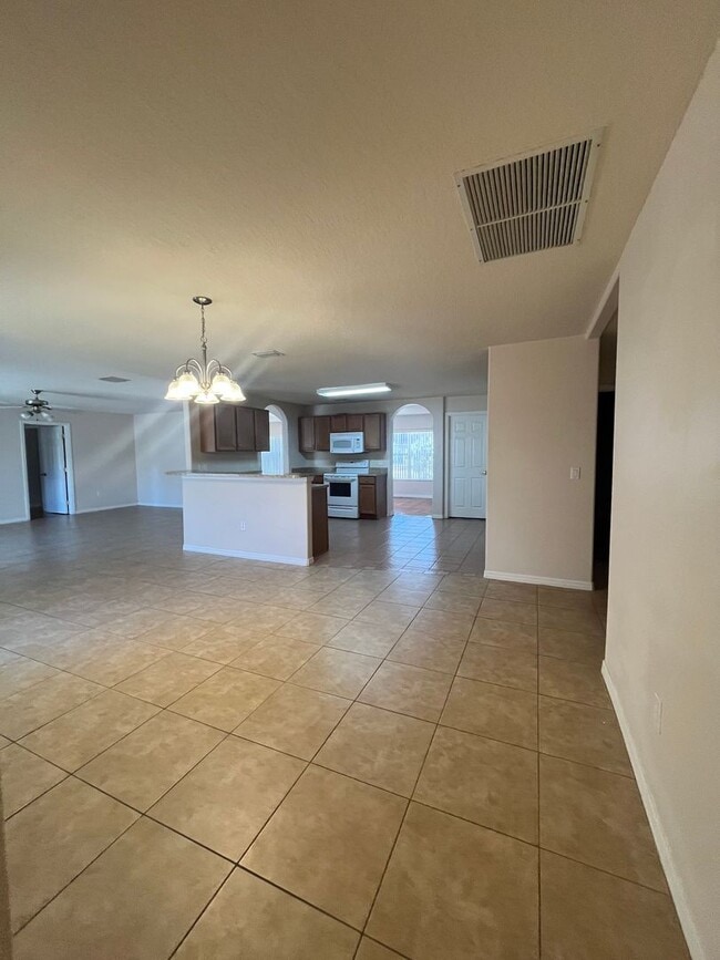 Building Photo - Beautiful Open Floor Plan 4 bedrom 2 Bath!