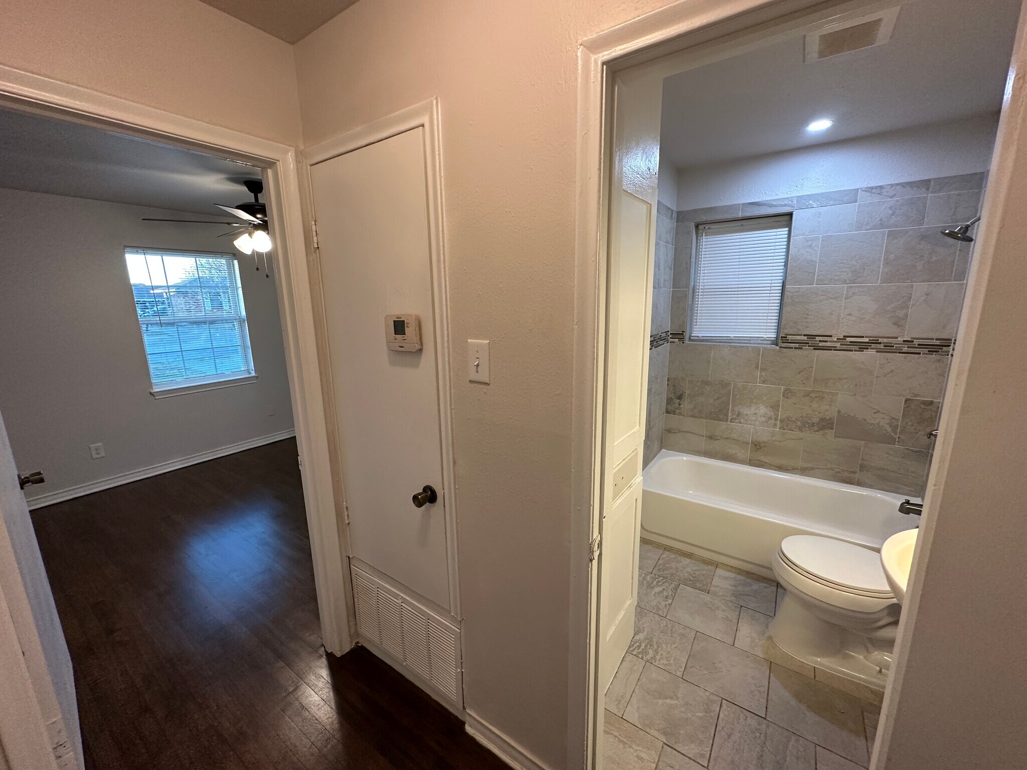 Building Photo - 2322 Meadow Ln