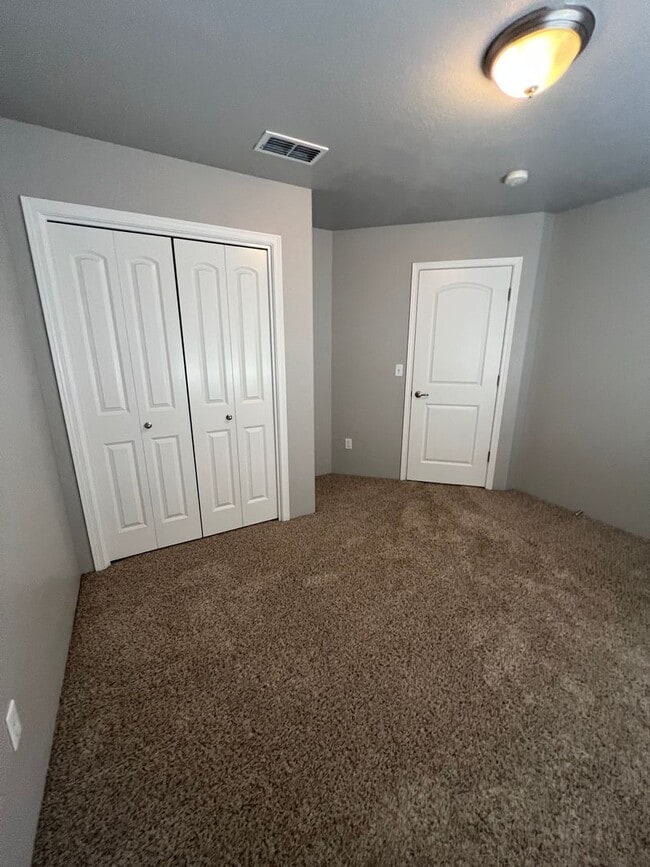 Building Photo - NORTHWEST 2BD/2BATH - 2 CAR GARAGE, LANDSC...