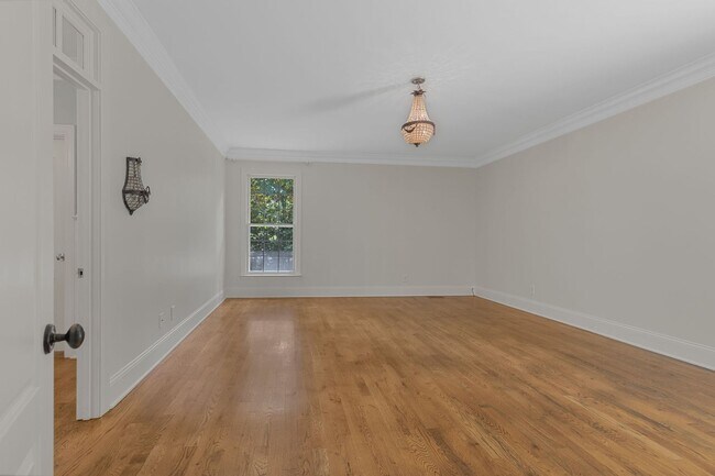 Building Photo - AVAILABLE NOW-- 4-Bed/5-Bath in the heart ...