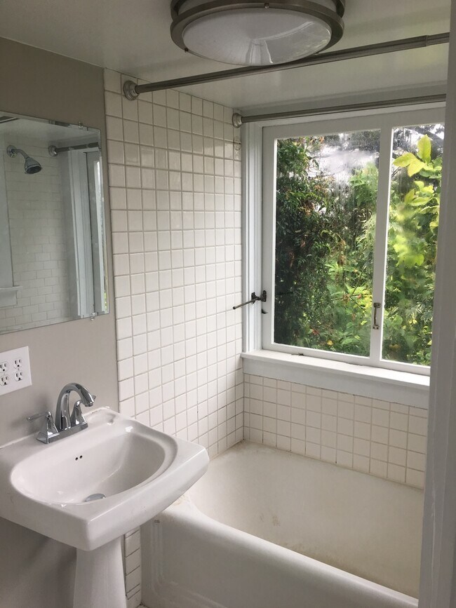 Building Photo - 715-715 1/2 Lyon St