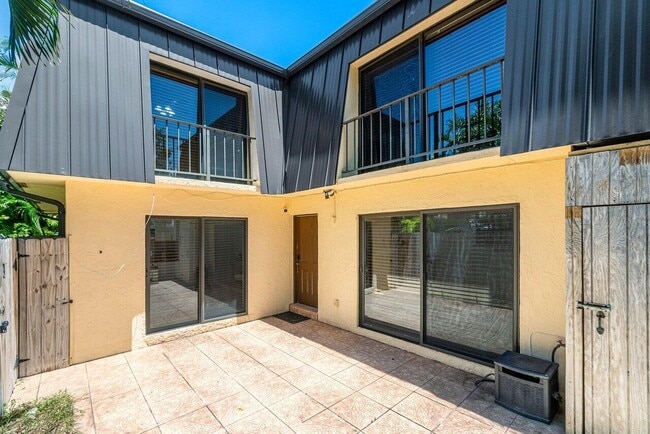 Building Photo - 2453 Waterside Dr