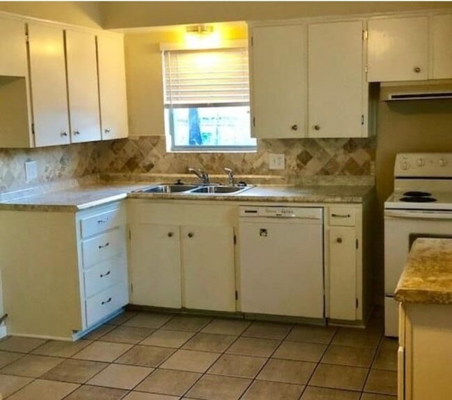 Building Photo - 3 Bedroom Mid-Century Rental