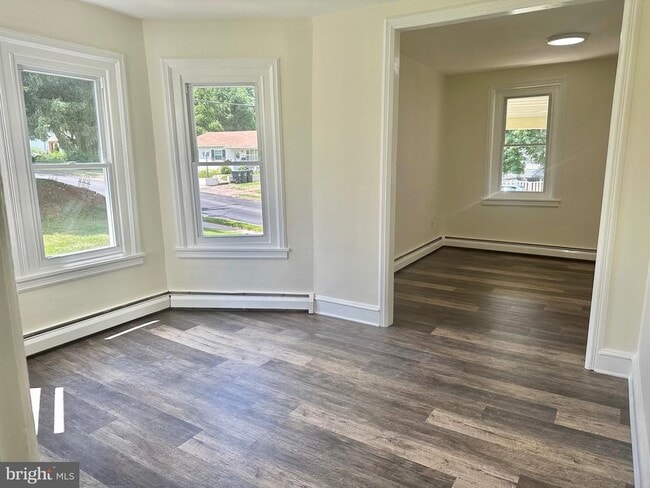 Building Photo - 825 Maple Ave