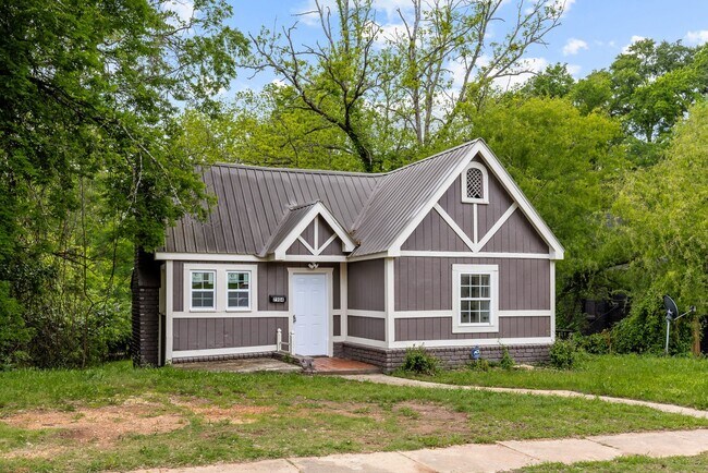 Building Photo - Stylish & Newly Renovated 4 Bedroom 2 Bath...