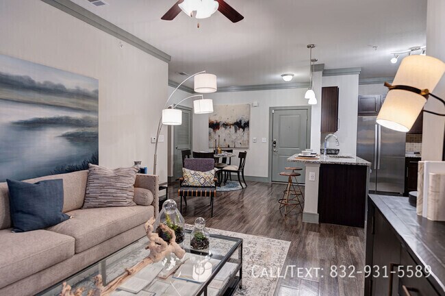 Building Photo - 1 Month Free on a Gorgeous 2/2!