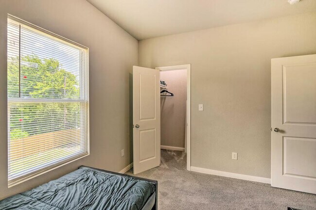 Building Photo - 3510 Oleander Ave