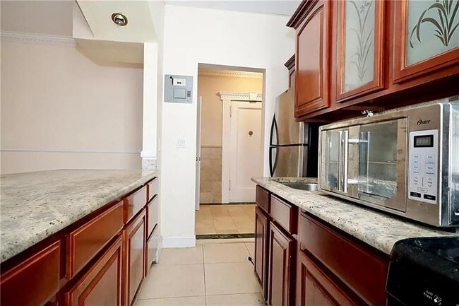 Building Photo - 1289 E 19th St