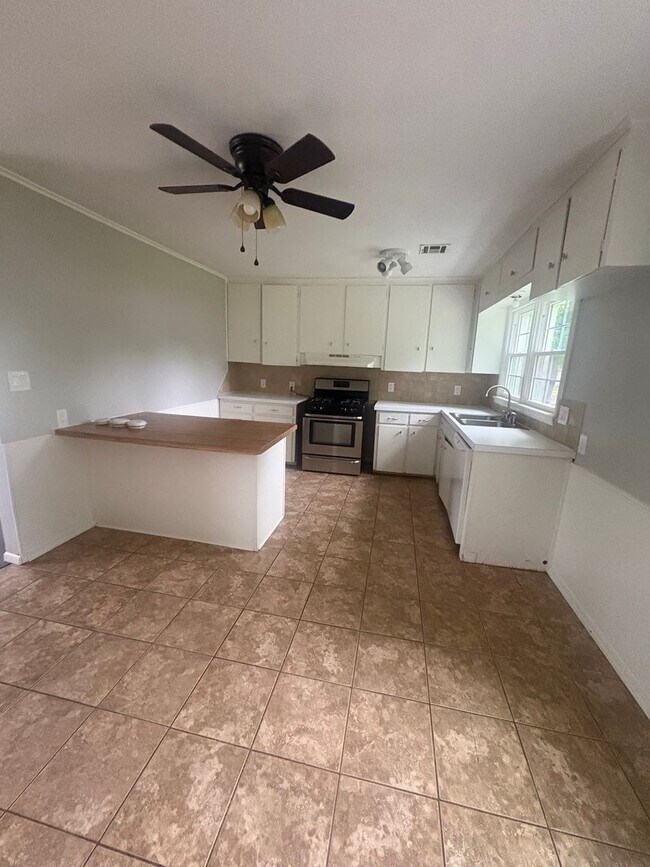 Building Photo - 3 bedroom 1 bath