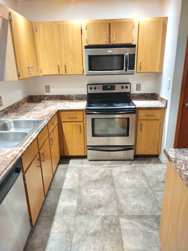 Building Photo - Port Orange 2 bedroom, 2 bathroom, pool and tennis courts