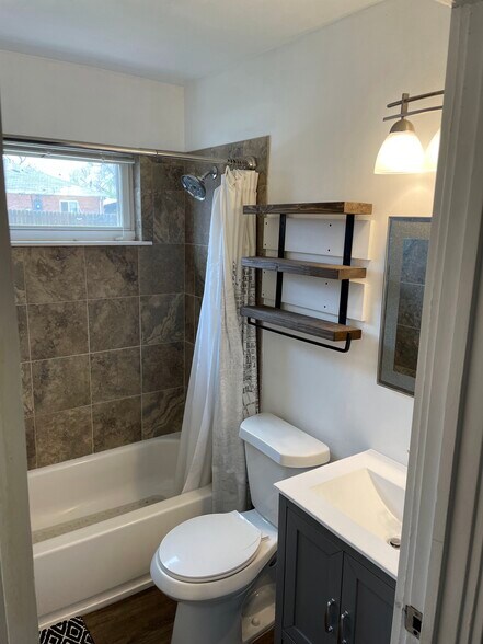 Main bath - 9291 High St